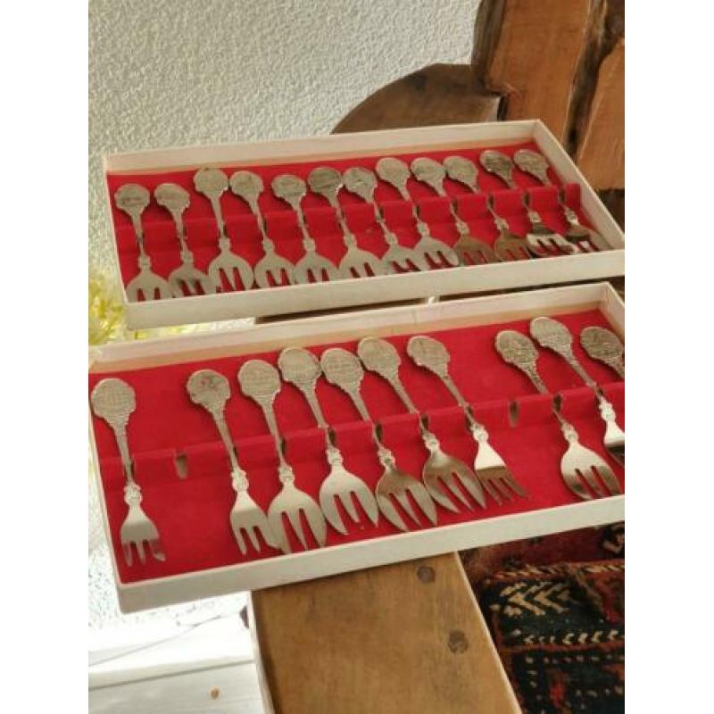 Antiek/vintage 2 dozen met vorkjes, met namen van steden