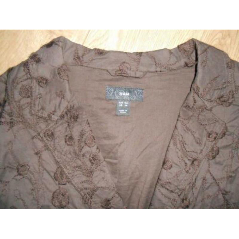 A28 Colbert, met borduursel versierd, van H&M mt 44