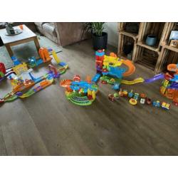 Toet Toet auto speelset’s, racebaan, parkeergarages, ect