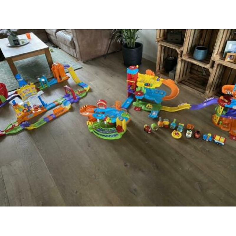 Toet Toet auto speelset’s, racebaan, parkeergarages, ect