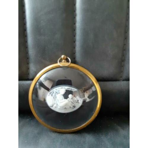 Camee wand hangers met vrouwen figuren