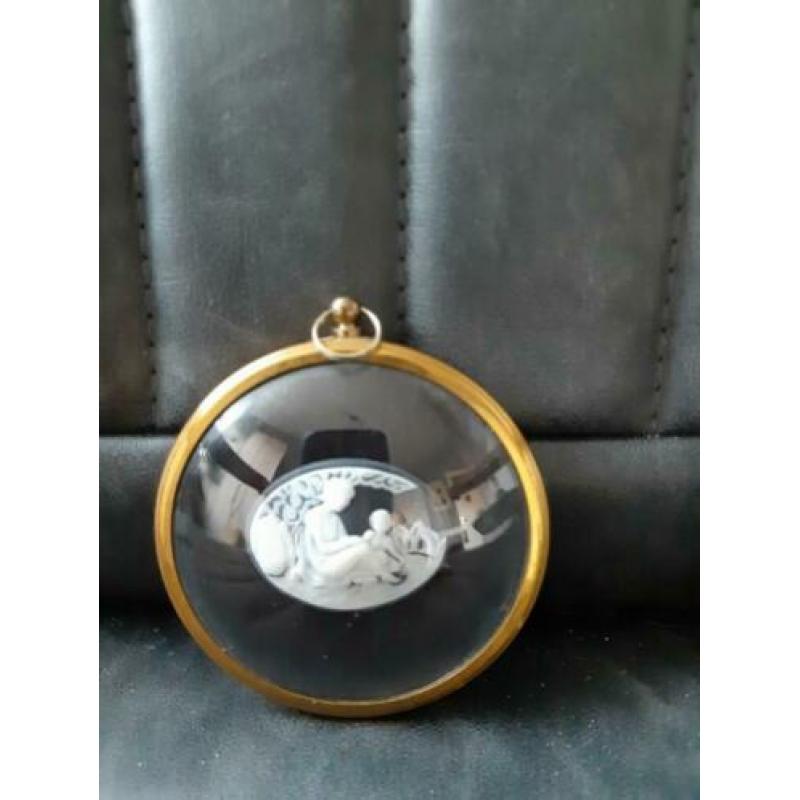 Camee wand hangers met vrouwen figuren