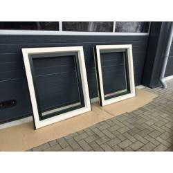 2 kunststof kozijnen draai kiep ( schuin profiel) zonderglas