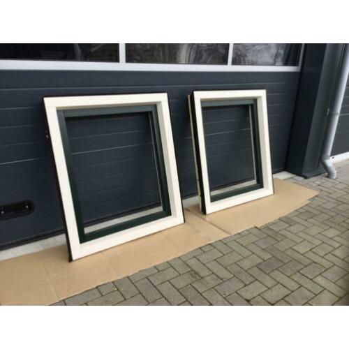 2 kunststof kozijnen draai kiep ( schuin profiel) zonderglas