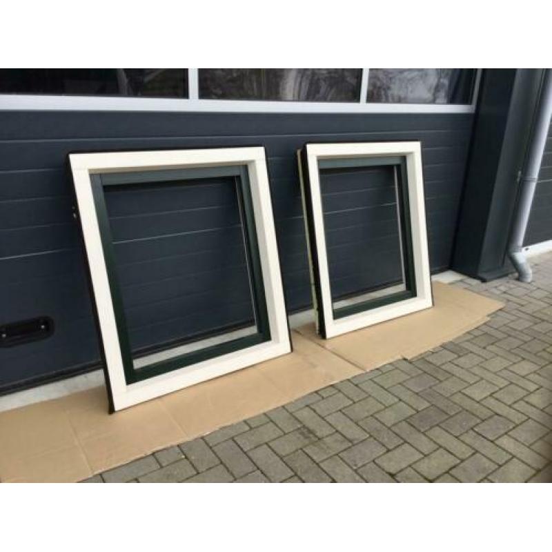 2 kunststof kozijnen draai kiep ( schuin profiel) zonderglas