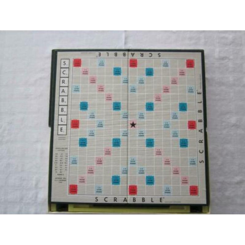 Scrabble met houten letters en groene plastic letterplankjes