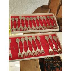 Antiek/vintage 2 dozen met vorkjes, met namen van steden