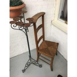Kerk kandelaar & bidstoel hout met rieten matting dressboy ?