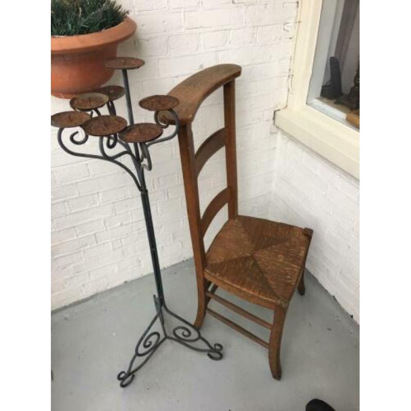 Kerk kandelaar & bidstoel hout met rieten matting dressboy ?