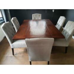 Tafel/sidetable met 6 stoelen.