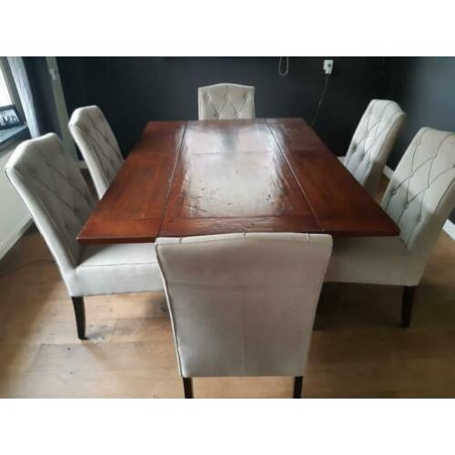 Tafel/sidetable met 6 stoelen.