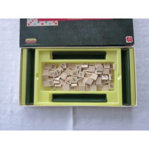 Scrabble met houten letters en groene plastic letterplankjes