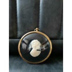 Camee wand hangers met vrouwen figuren