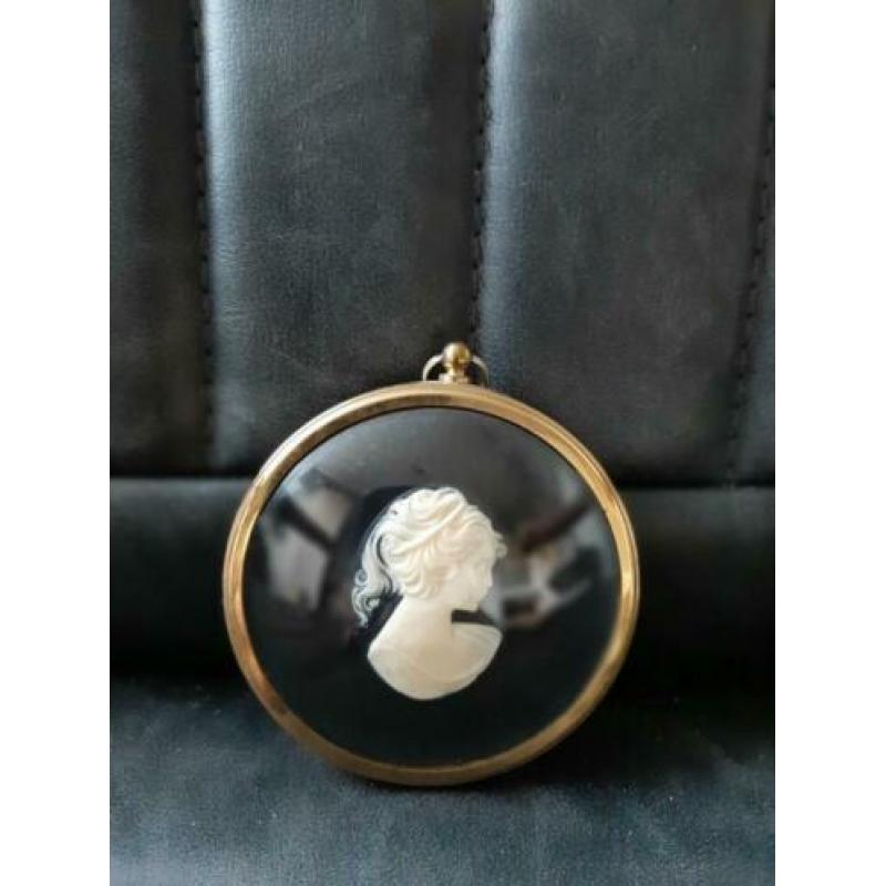 Camee wand hangers met vrouwen figuren