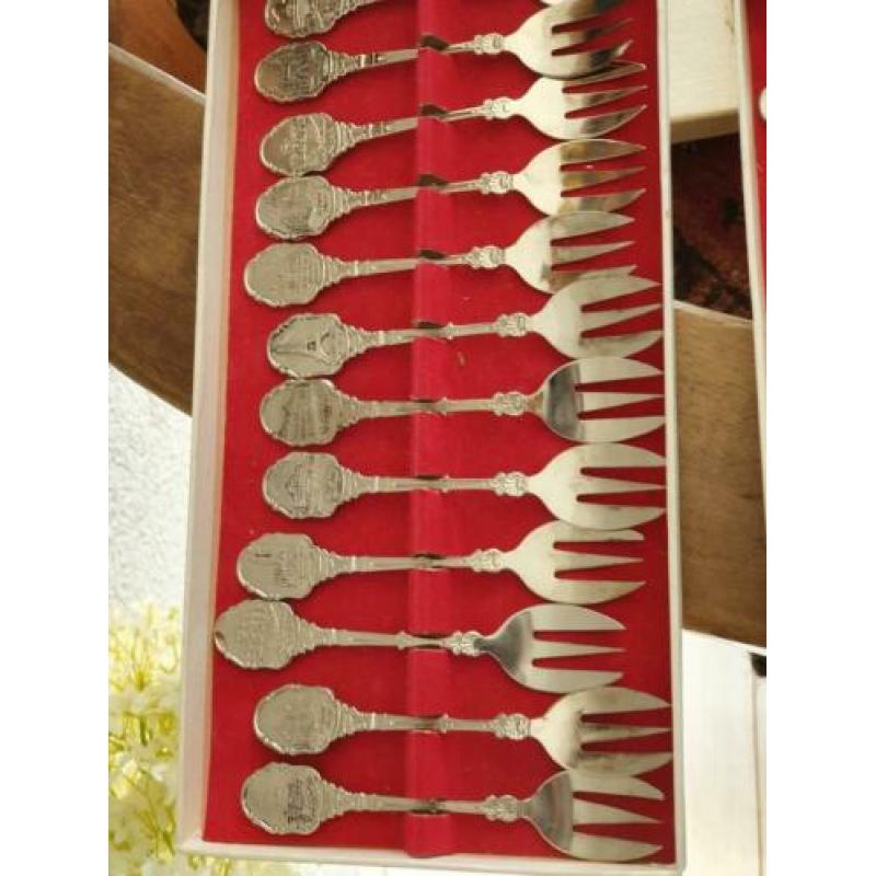 Antiek/vintage 2 dozen met vorkjes, met namen van steden