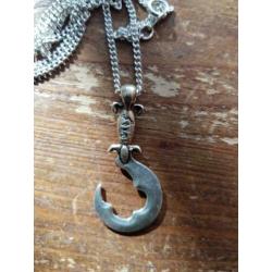 Ketting tin sikkel. Zilver (heft goudkleur) 1.5 bij 3.5 cm