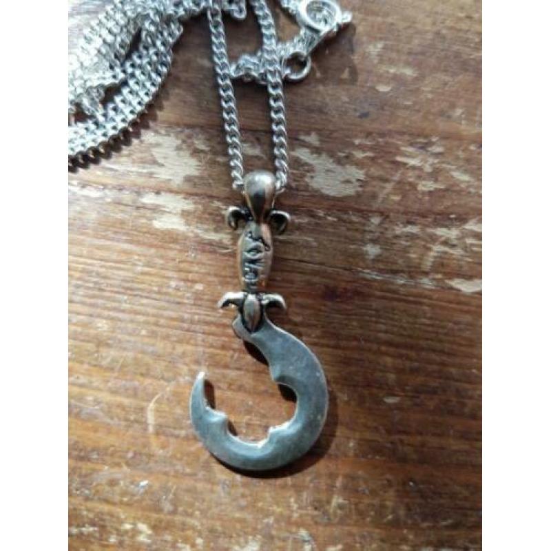 Ketting tin sikkel. Zilver (heft goudkleur) 1.5 bij 3.5 cm