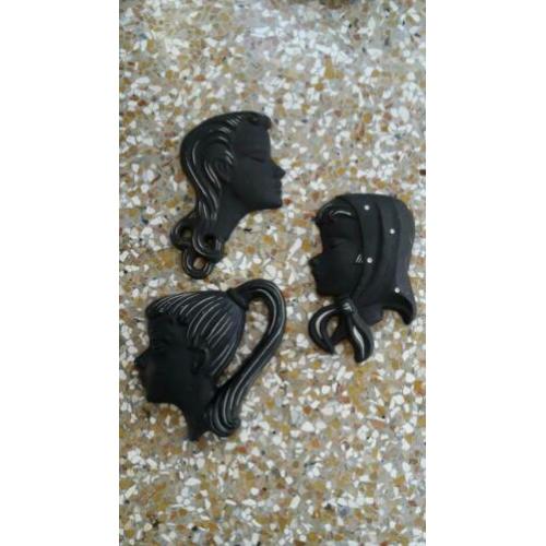 Muurdecoratie reliëf 3 "meisjeskoppen" aardewerk