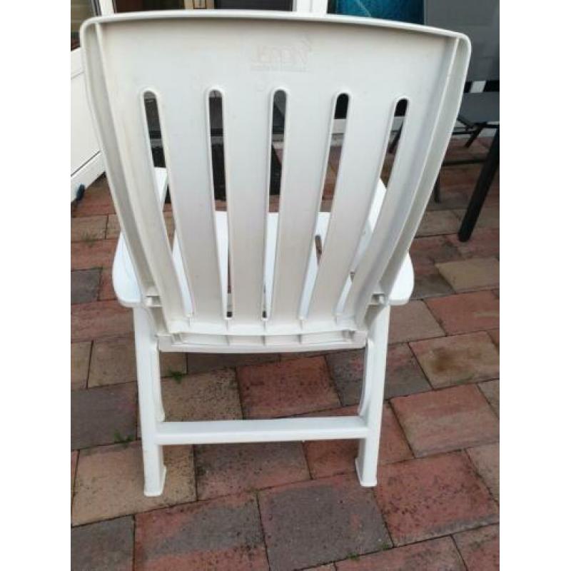 2 witte stoelen te koop