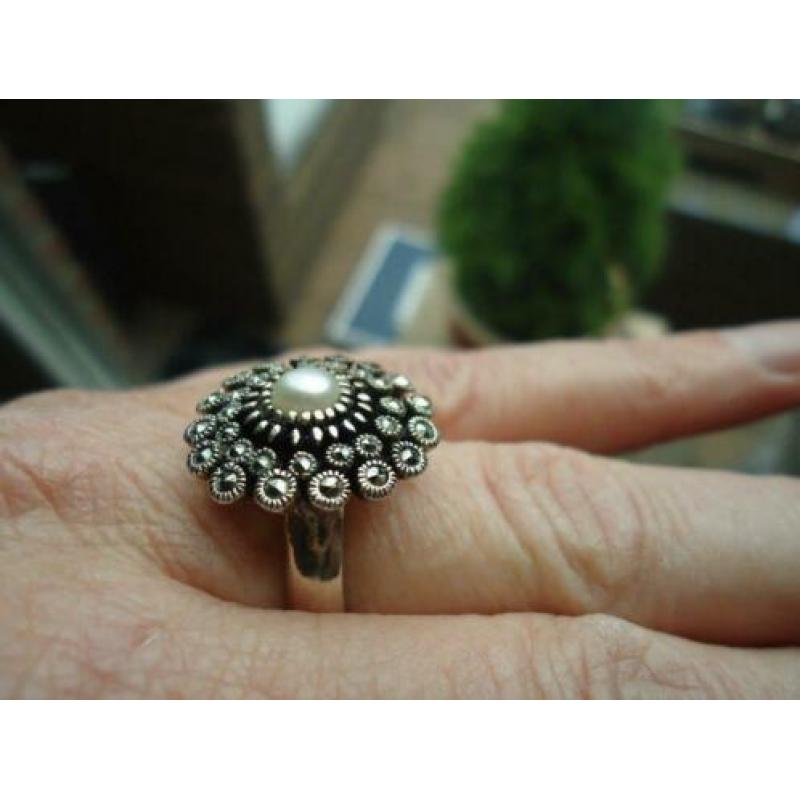 mooie echt zilveren rozet ring met markesiet en parel m 17,5