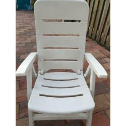 2 witte stoelen te koop