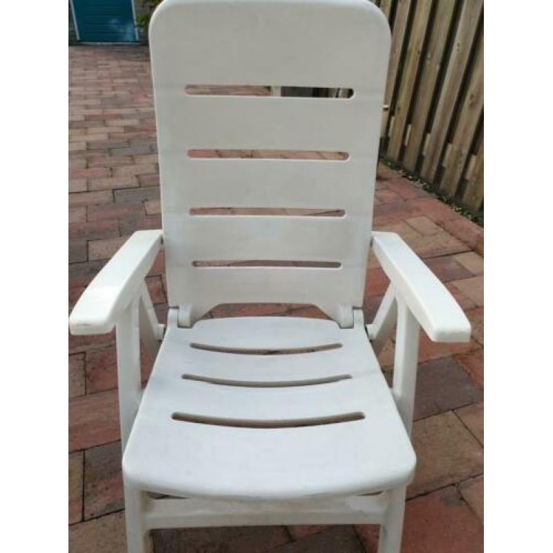 2 witte stoelen te koop