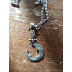 Ketting tin sikkel. Zilver (heft goudkleur) 1.5 bij 3.5 cm