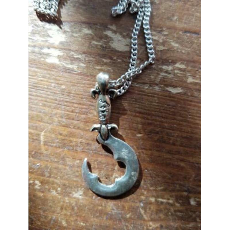 Ketting tin sikkel. Zilver (heft goudkleur) 1.5 bij 3.5 cm