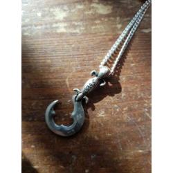 Ketting tin sikkel. Zilver (heft goudkleur) 1.5 bij 3.5 cm