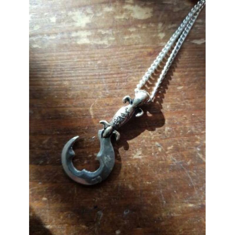 Ketting tin sikkel. Zilver (heft goudkleur) 1.5 bij 3.5 cm