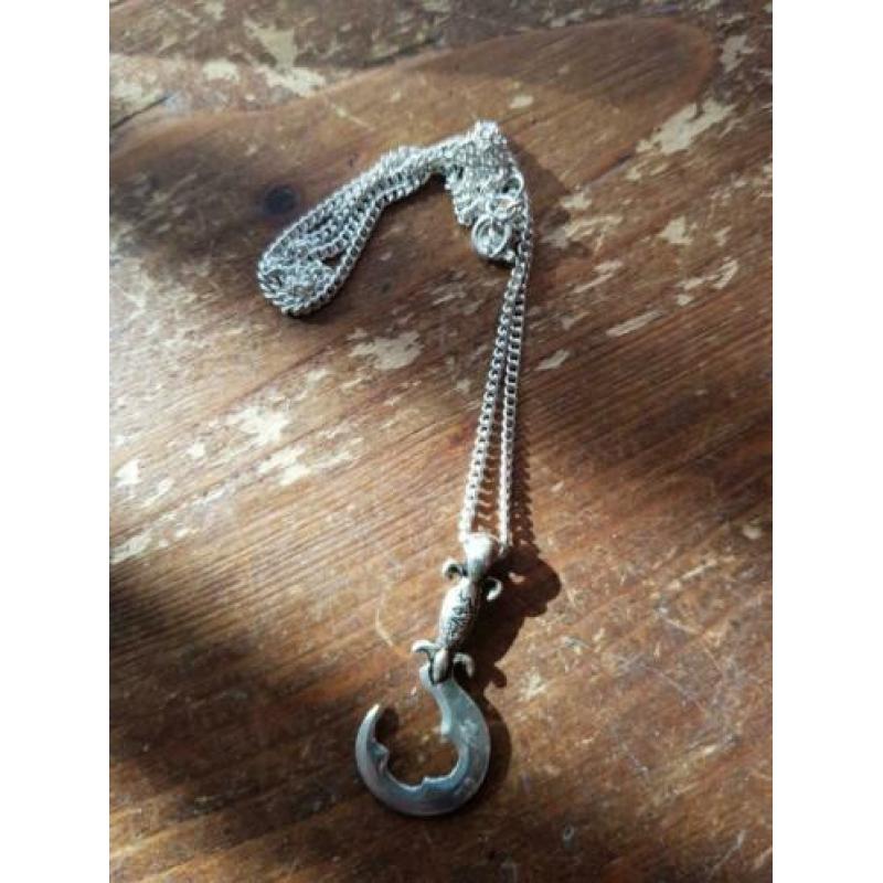 Ketting tin sikkel. Zilver (heft goudkleur) 1.5 bij 3.5 cm