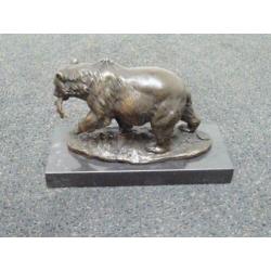 Bronzen jagende beer op marmeren voet.