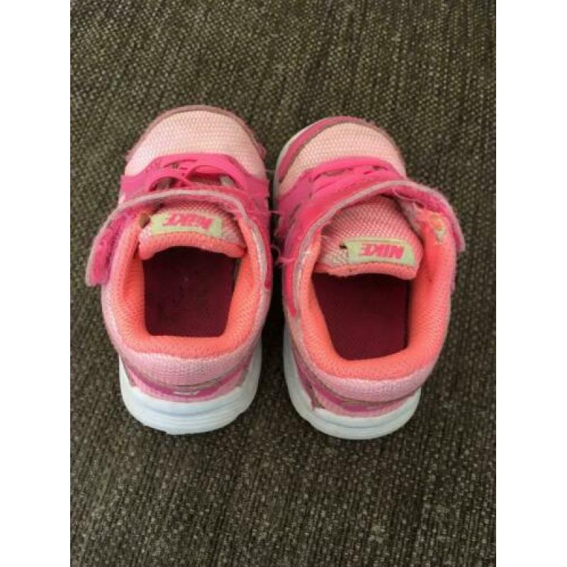 Leuke roze Nikes maat 21