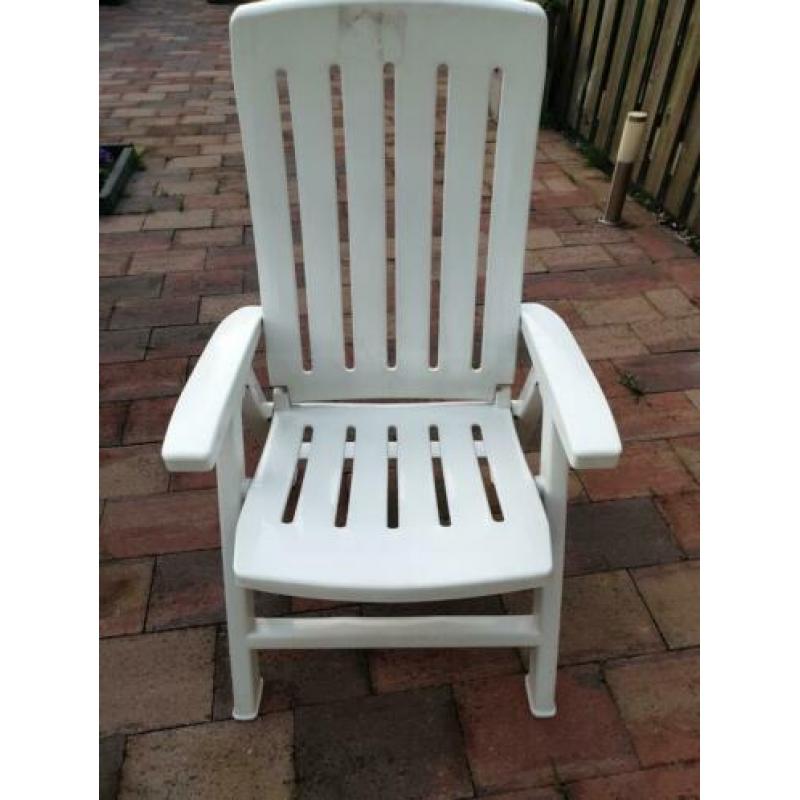 2 witte stoelen te koop