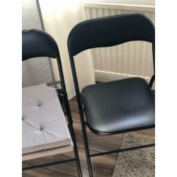2 zwarte stoeltjes met kussens