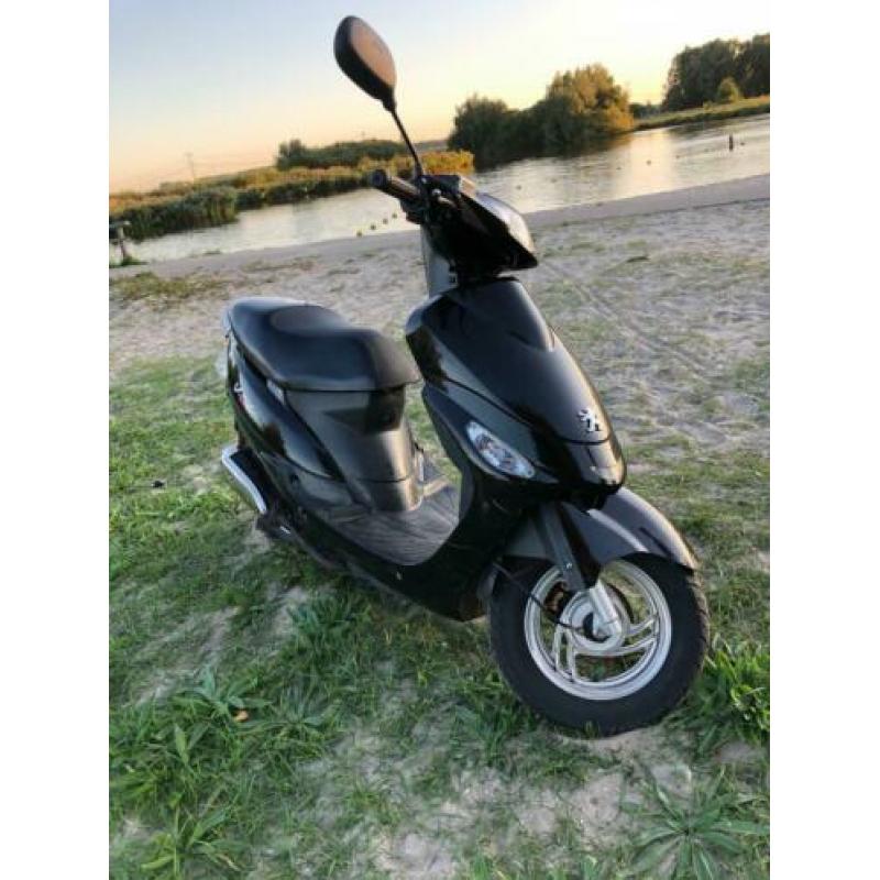 Peugeot v-clic start niet plus helm plus 5 accu’s !