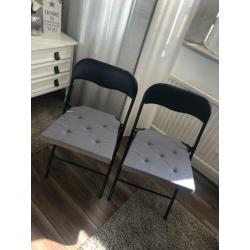 2 zwarte stoeltjes met kussens