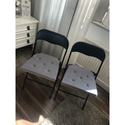 2 zwarte stoeltjes met kussens