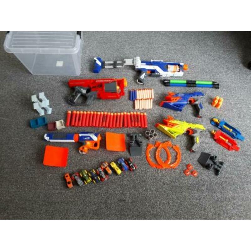Grote bak met NERF pistolen en toebehoren....