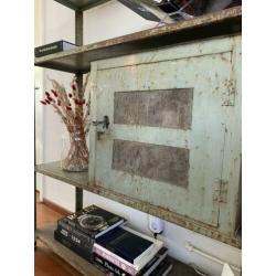 Industriële vintage metalen kast