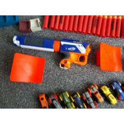 Grote bak met NERF pistolen en toebehoren....