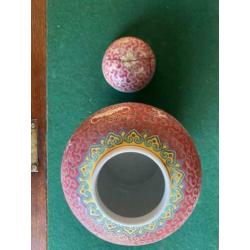 Twee Chinese gemberpotten