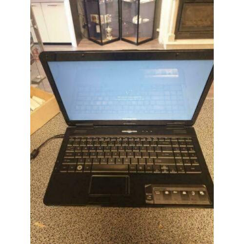 Partij van 12 oudere laptops werkend