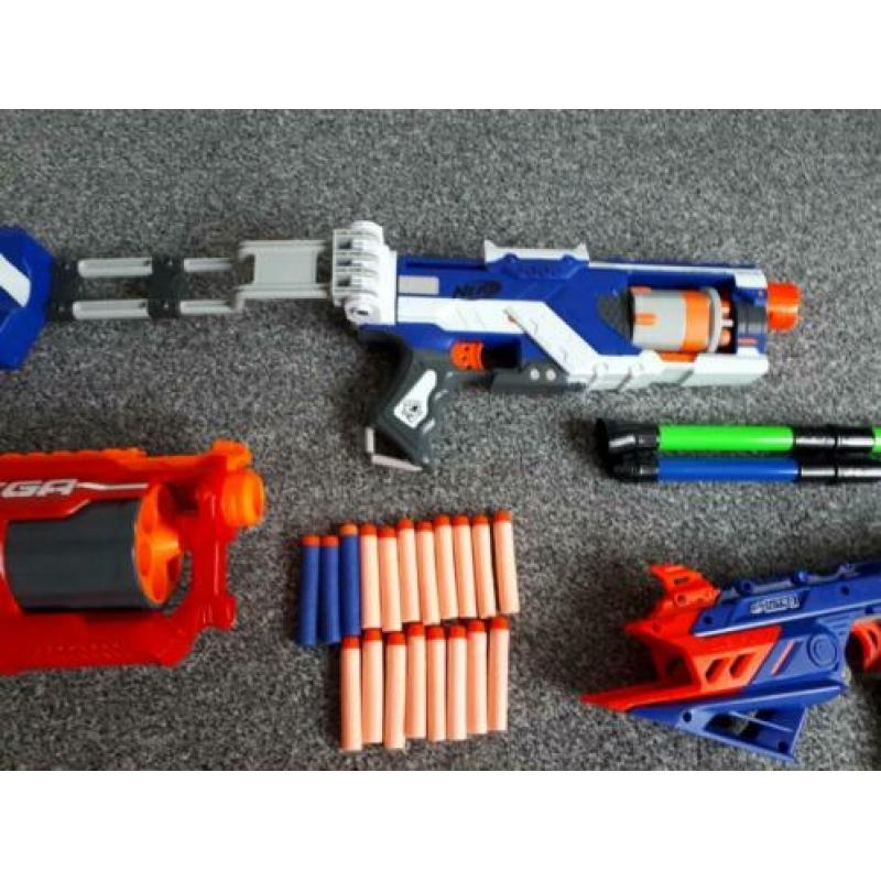 Grote bak met NERF pistolen en toebehoren....