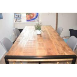 Massief Industriele Tafel 200 cm bij 100 cm.