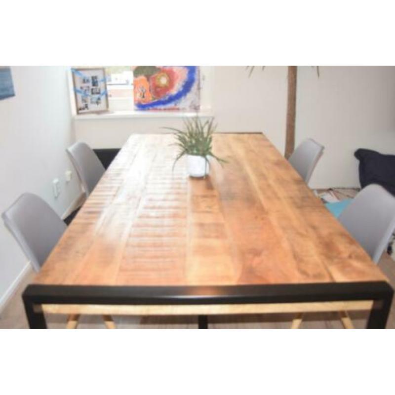 Massief Industriele Tafel 200 cm bij 100 cm.