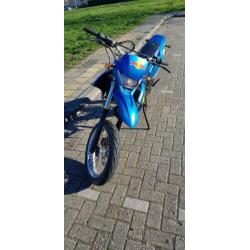 yamaha dt 50. Schakel brommer ( redbul kappen )