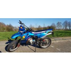 yamaha dt 50. Schakel brommer ( redbul kappen )