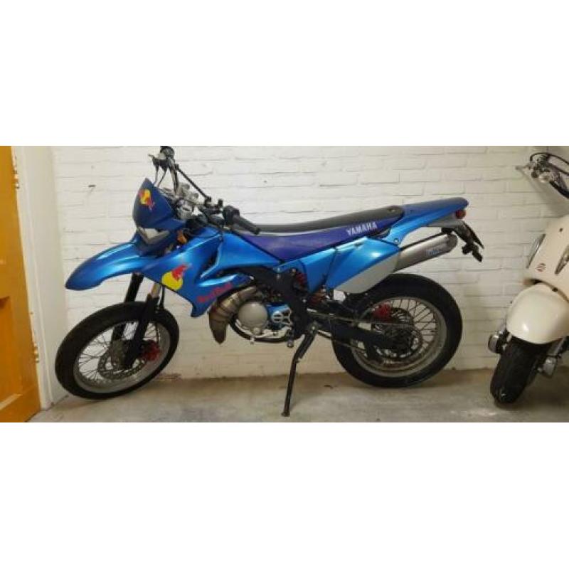 yamaha dt 50. Schakel brommer ( redbul kappen )