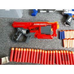 Grote bak met NERF pistolen en toebehoren....